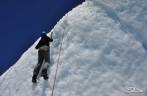 A Ana sobe mais uma parede no curso de escalada em gelo no glaciar Viedma, no Parque Nacional Los Glaciares, região de El Chaltén, no sul da Argentina